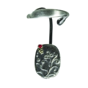 Nausznica z czerwoną cyrkoniąDK010/prawa Fröhlich Design