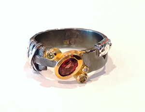 Pierścionek z granatem srebro "Mysterious " | Fröhlich Design