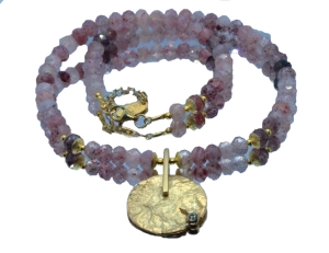 Naszyjnik z morganitem.