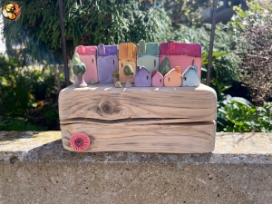 „Pastelowe Miasteczko” – Ręcznie Tworzone Ceramiczne Domki na Drewnie | AT Ceramica