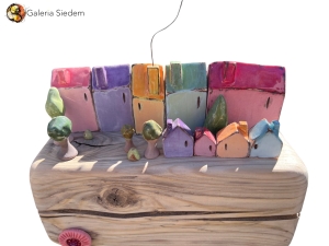 „Pastelowe Miasteczko” – Ręcznie Tworzone Ceramiczne Domki na Drewnie | AT Ceramica