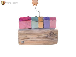 „Pastelowe Miasteczko” – Ręcznie Tworzone Ceramiczne Domki na Drewnie | AT Ceramica