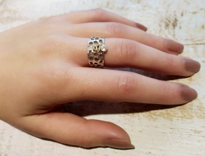 Pierścionek z ażurową obrączką z topazem białym srebro "The airy ring" | Fröhlich Design