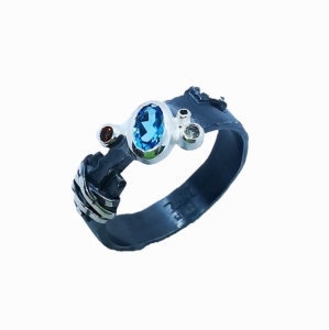 Pierścionek z topazem niebieskim srebro "Mysterious " | Fröhlich Design