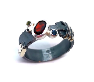 Pierścionek z granatem srebro "Mysterious " | Fröhlich Design