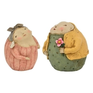 "Kwiatek dla niej" - rzeźba  ceramiczo alabastrowa, dwie postacie.