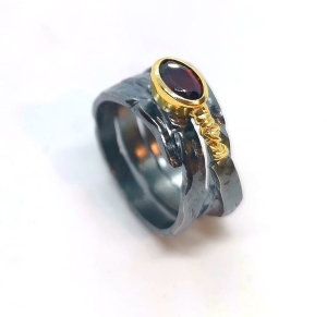 Pierścionek  z granatem oksydowany "Tender Twist" DP007 | Fröhlich Design