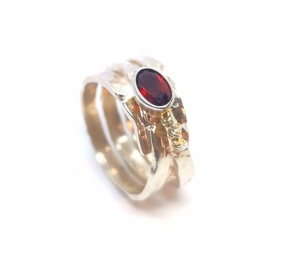 Pierścionek  z granatem "Tender Twist" DP007 | Fröhlich Design