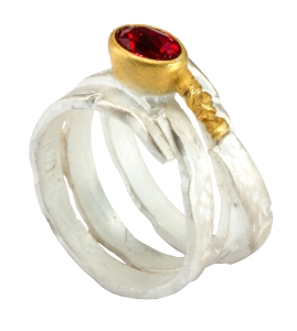 Pierścionek  z granatem "Tender Twist" DP007 | Fröhlich Design