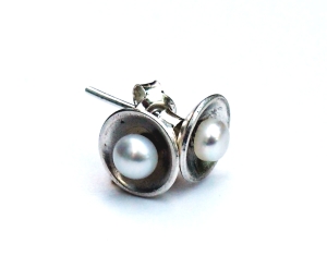 Earrings with pearl