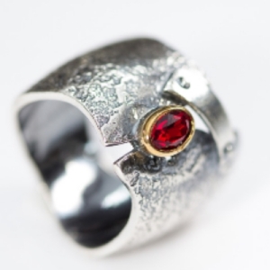 Pierścionek z granatem srebro DP021 "Love is an armor" | Fröhlich Design