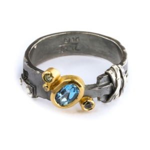 Pierścionek z topazem niebieskim srebro "Mysterious " | Fröhlich Design